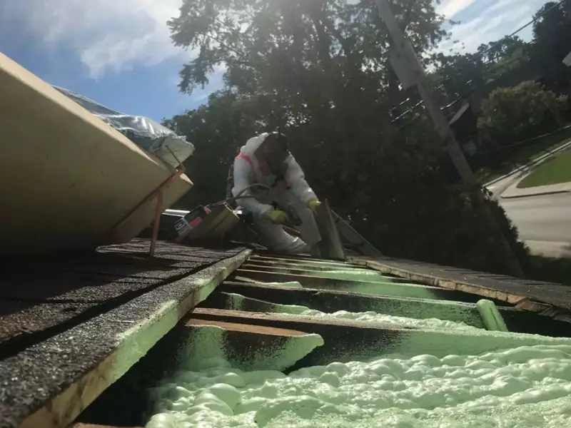 isolation à l’uréthane giclé toit par extérieur