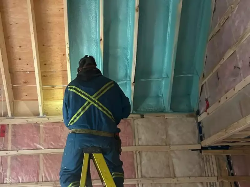 isolation d'un toit cathédrale à l'uréthane giclé 