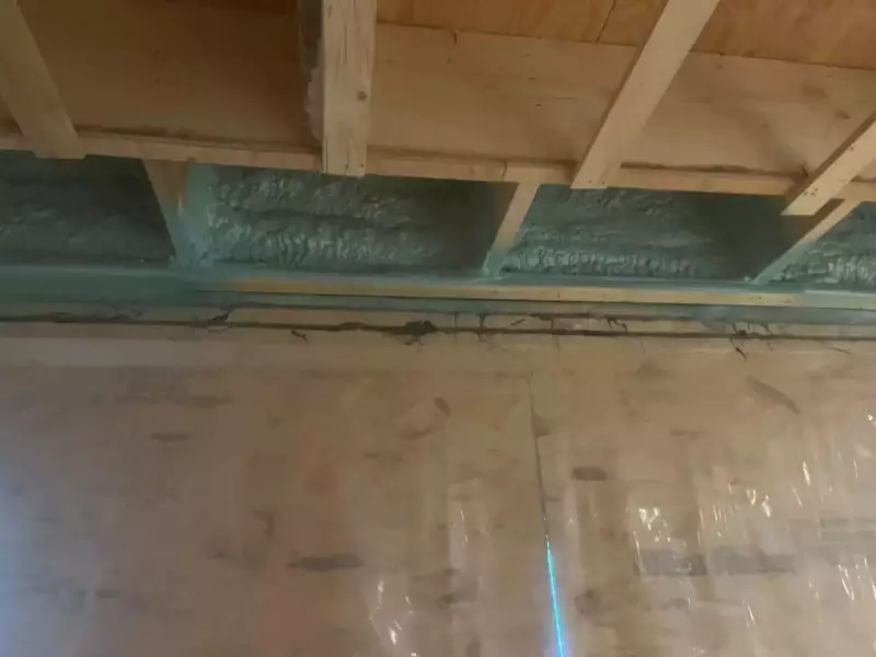 isolation à l’uréthane giclé d'une solive de rive