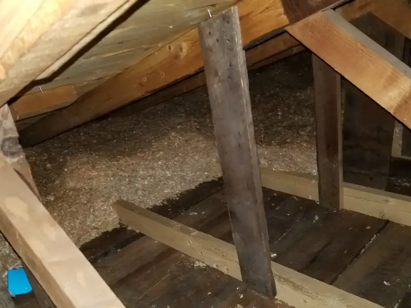 Remplacement de bran de scie d'un entretoit grenier