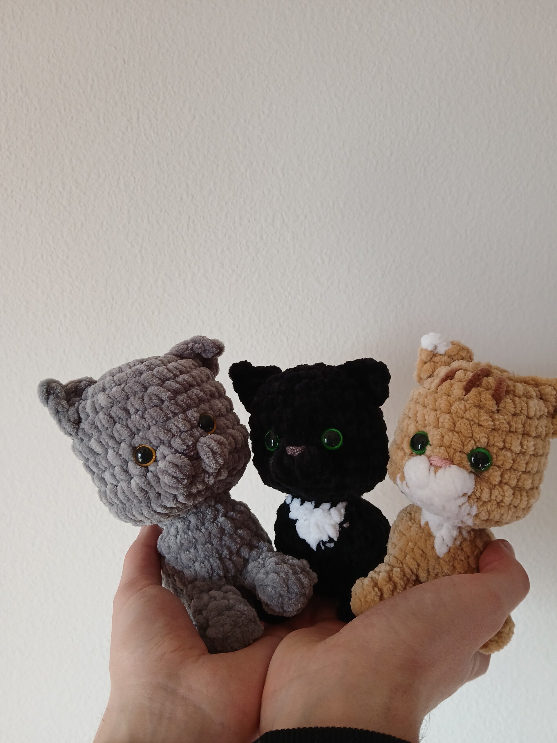 Gatitios amigurumis artesanales creados a partir de una idea personalizada  