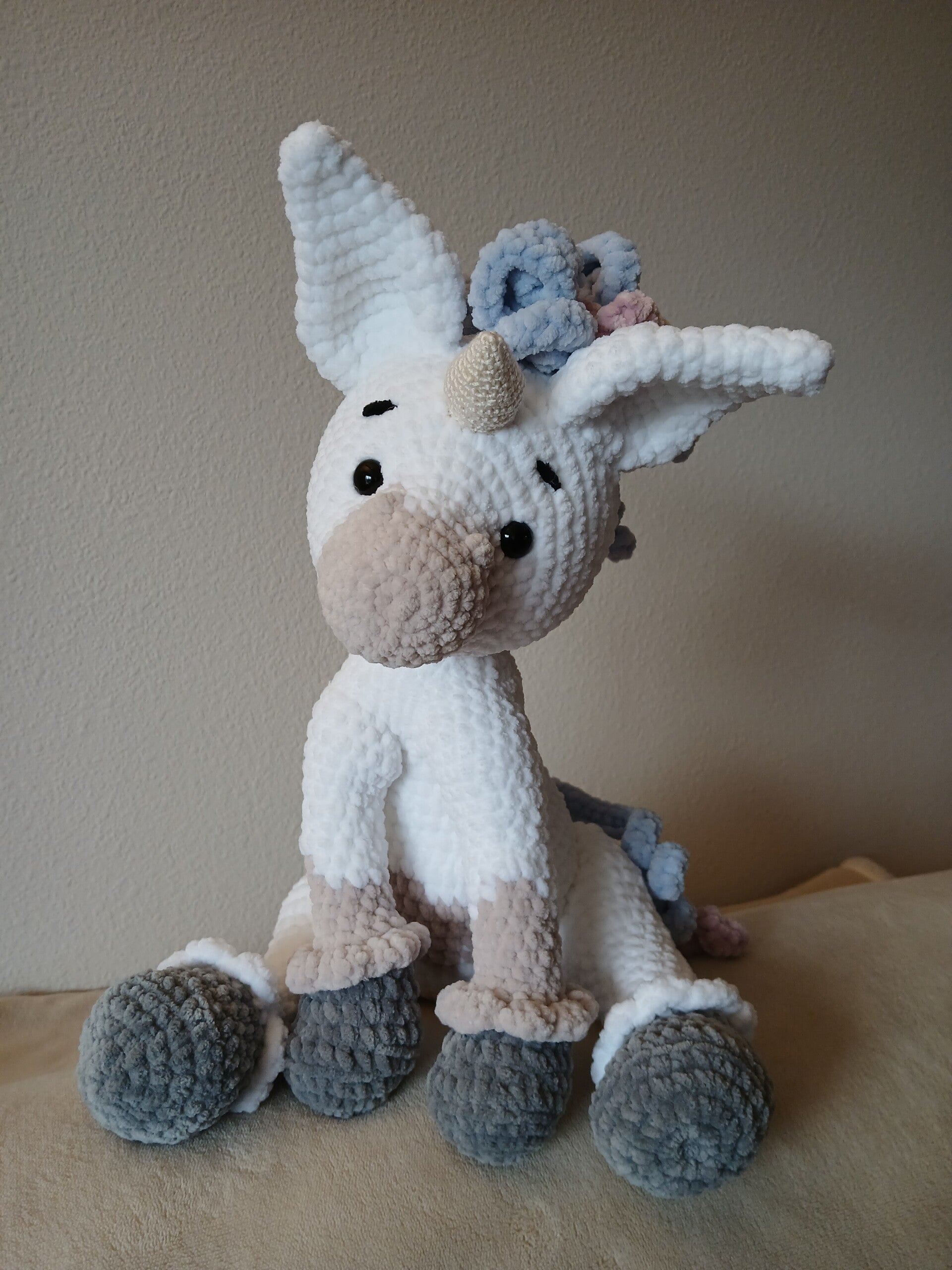 Unicornio Blanco amigurumi tejido a mano en crochet por Tejiendo Latidos.