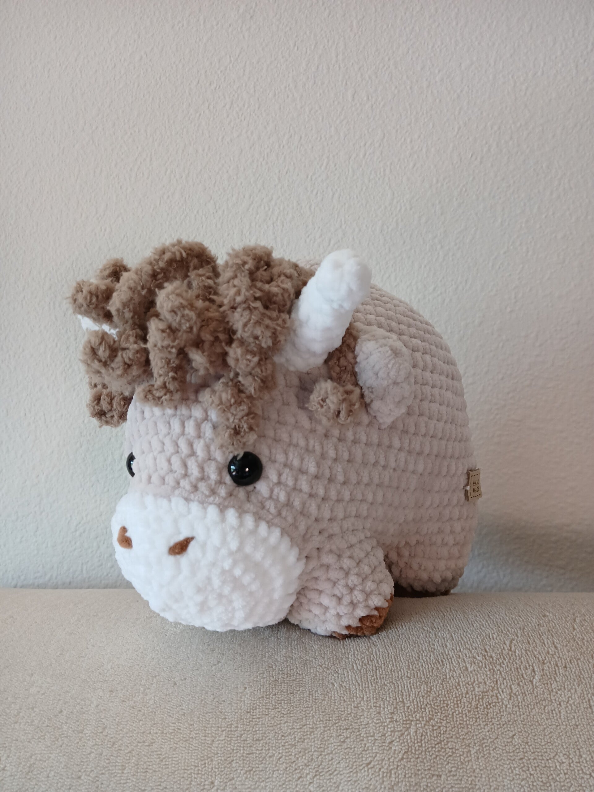 Vaquita amigurumi tejida a mano a crochet y personalizada