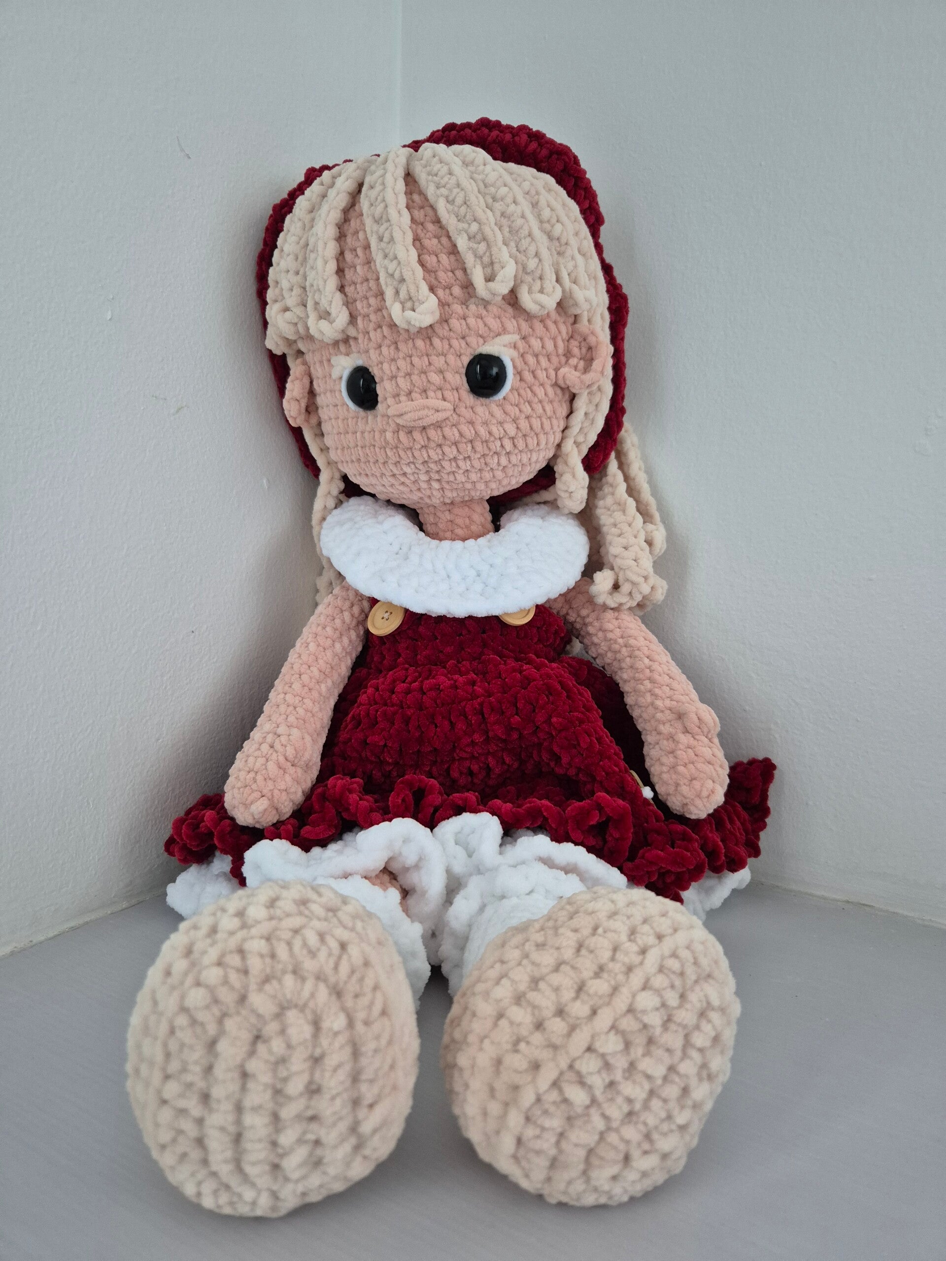 Muñeca amigurumi de pelo rubio grande hecha a mano