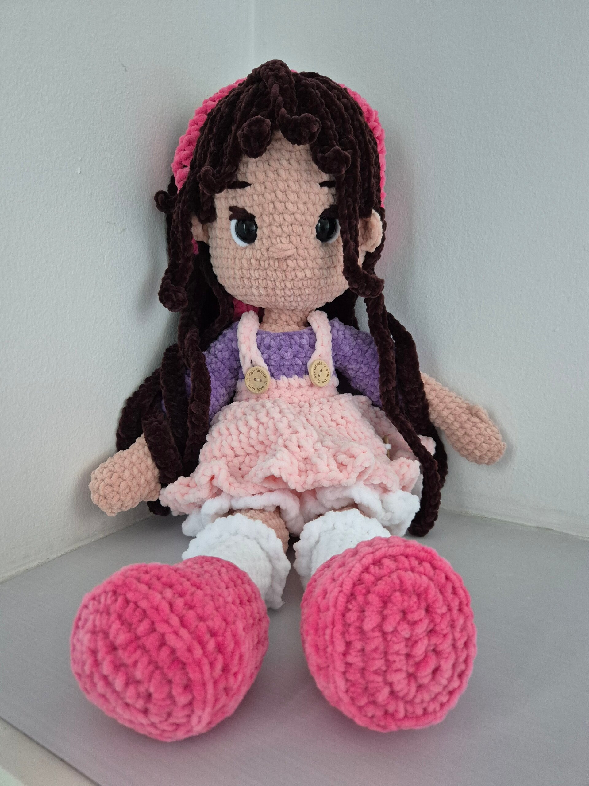 Muñeca amigurumi Kawaii de pelo negro tejida a mano