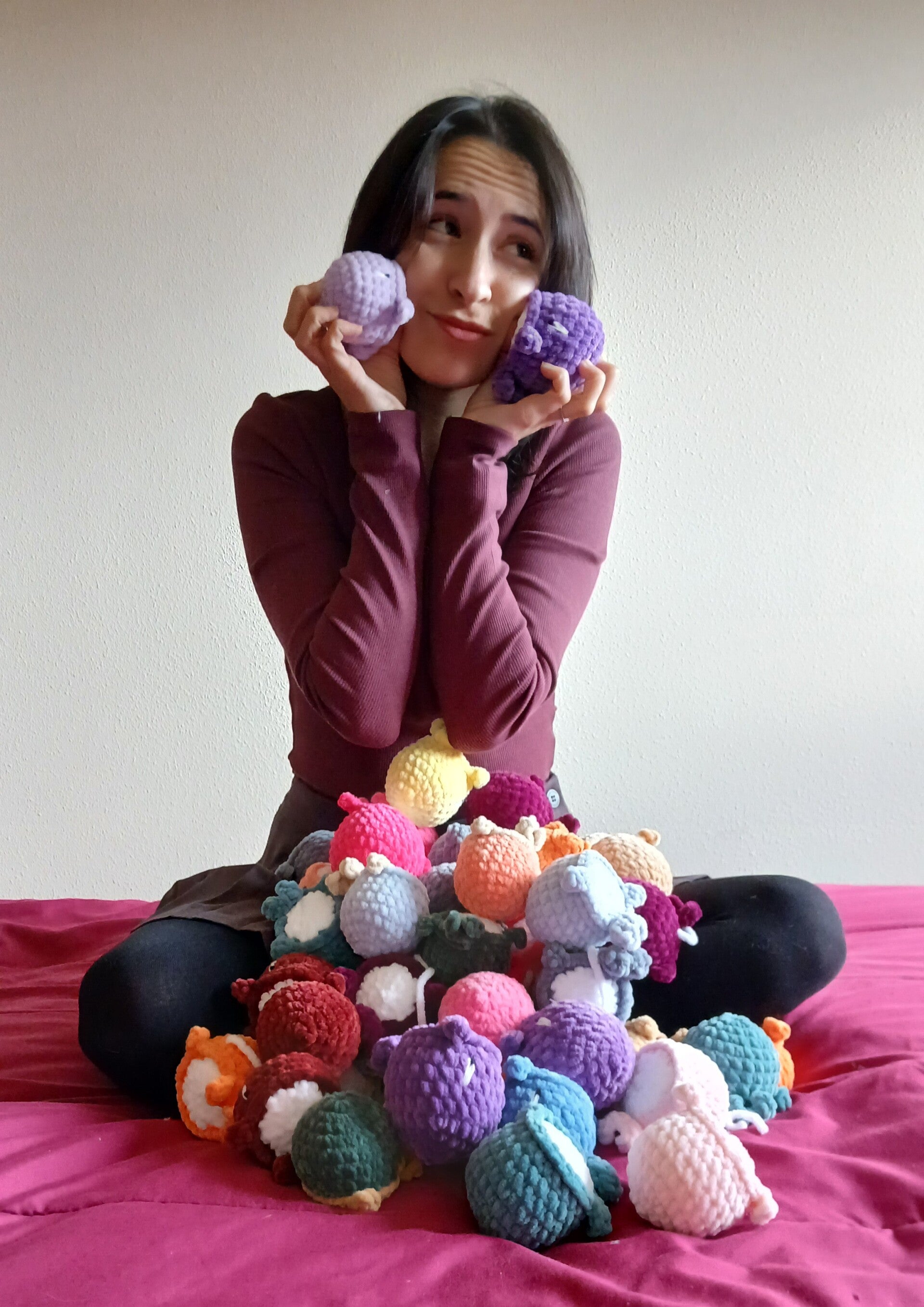 Dani, creadora de Tejiendo Latidos, junto a sus amigurumis artesanales.