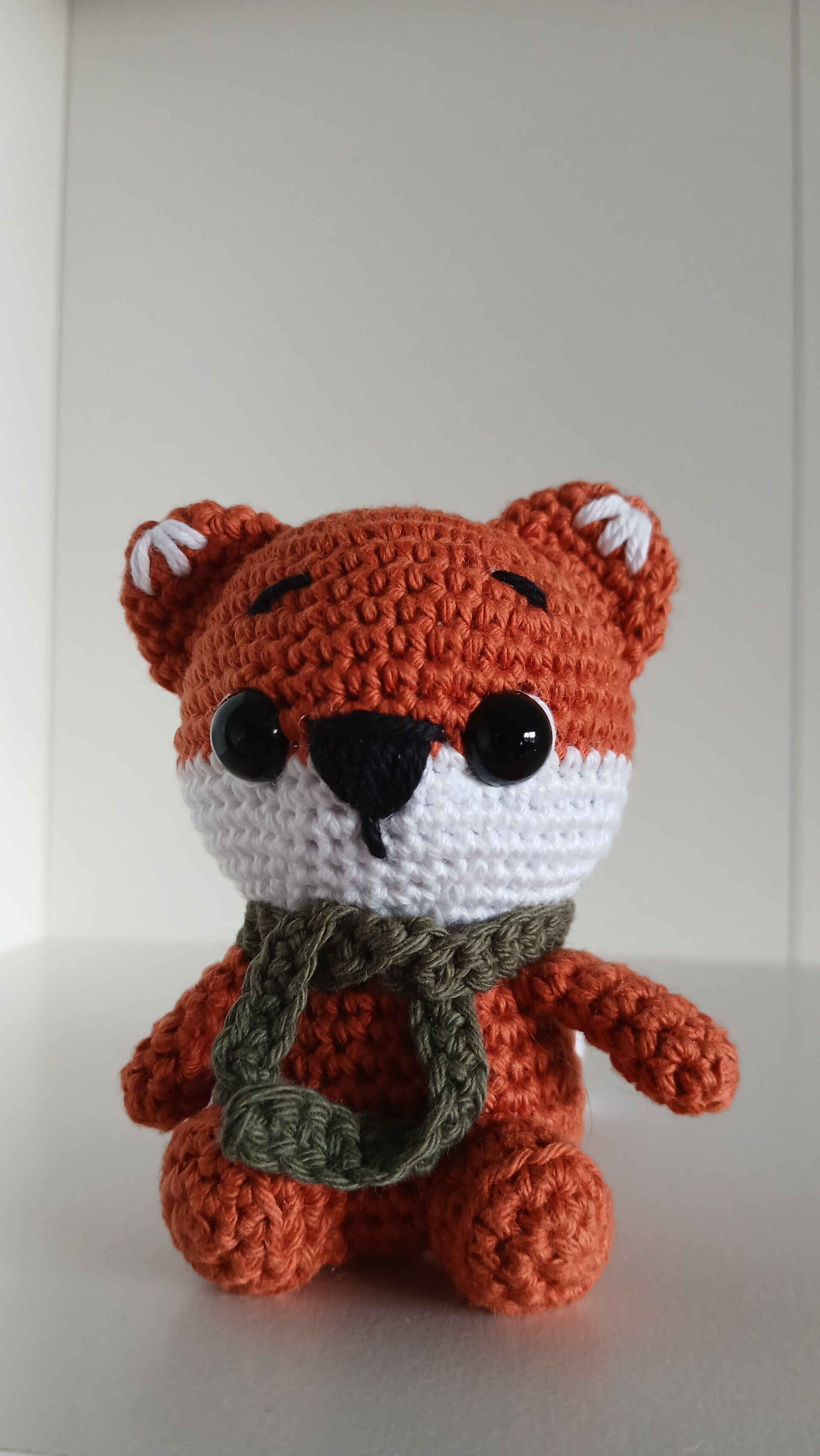 Zorro amigurumi con bufanda tejido a mano