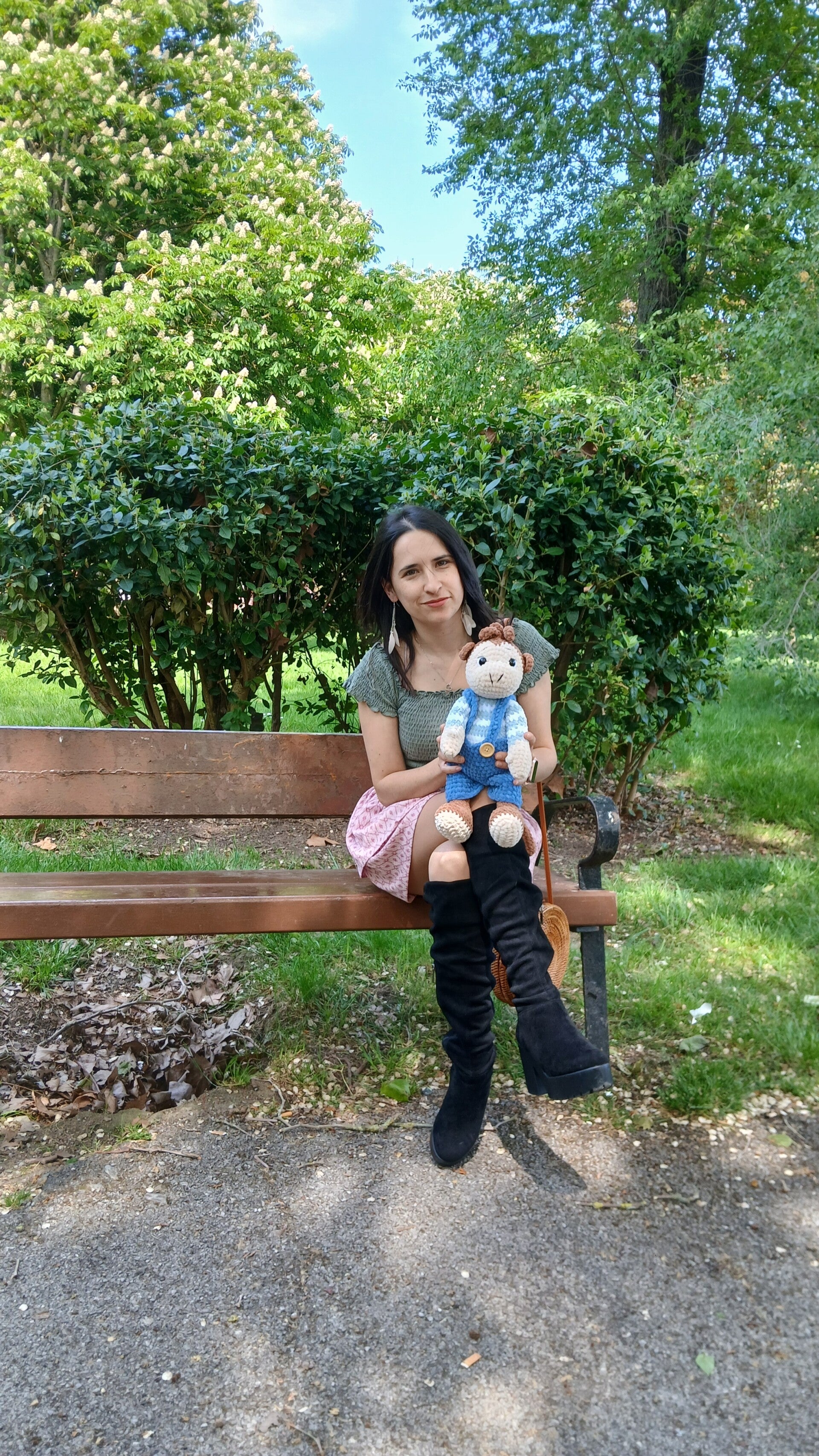 Daniela mostrando uno de sus amigurumis artesanales en un parque