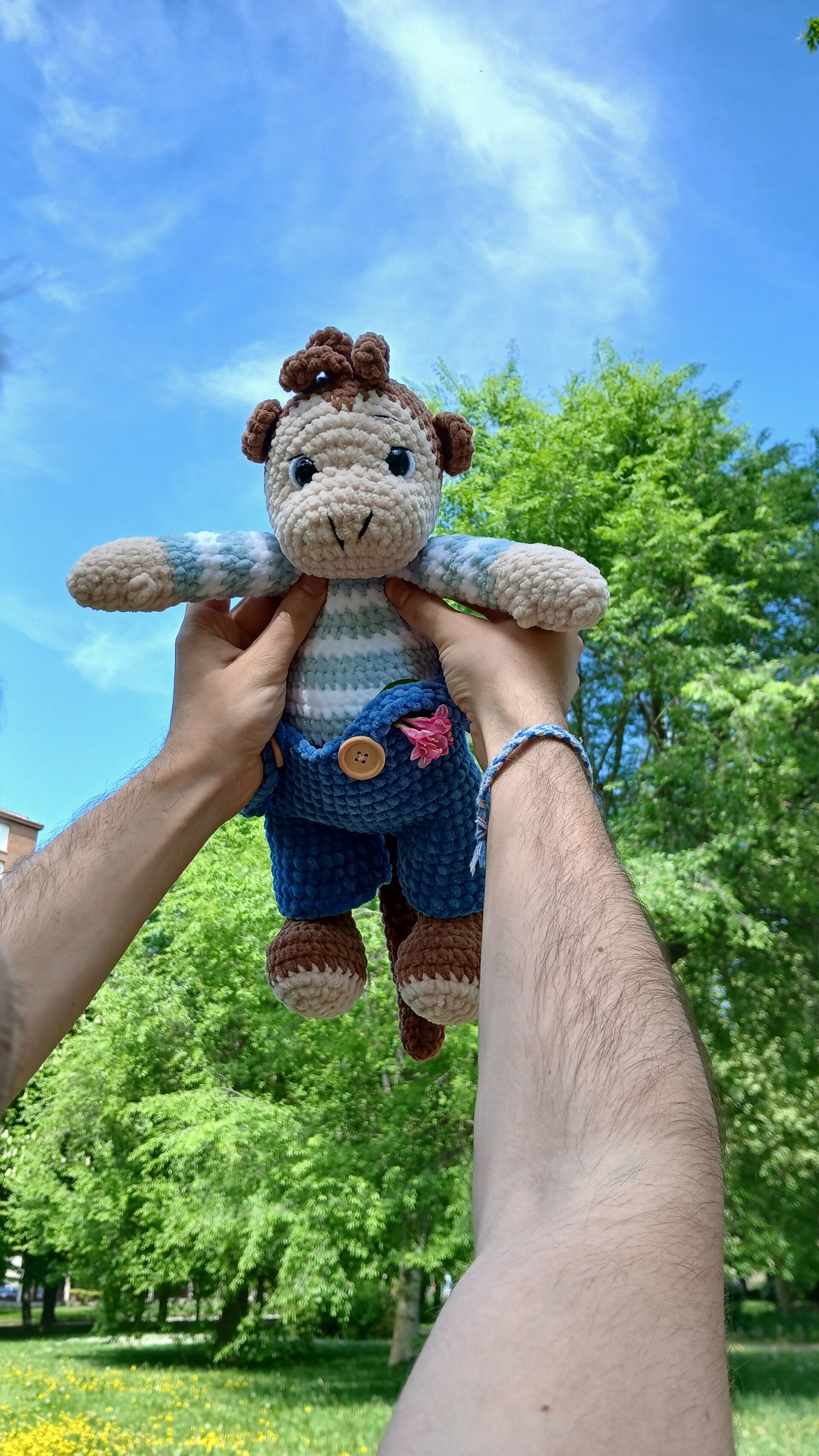 Mono amigurumi con peto azul tejido a mano