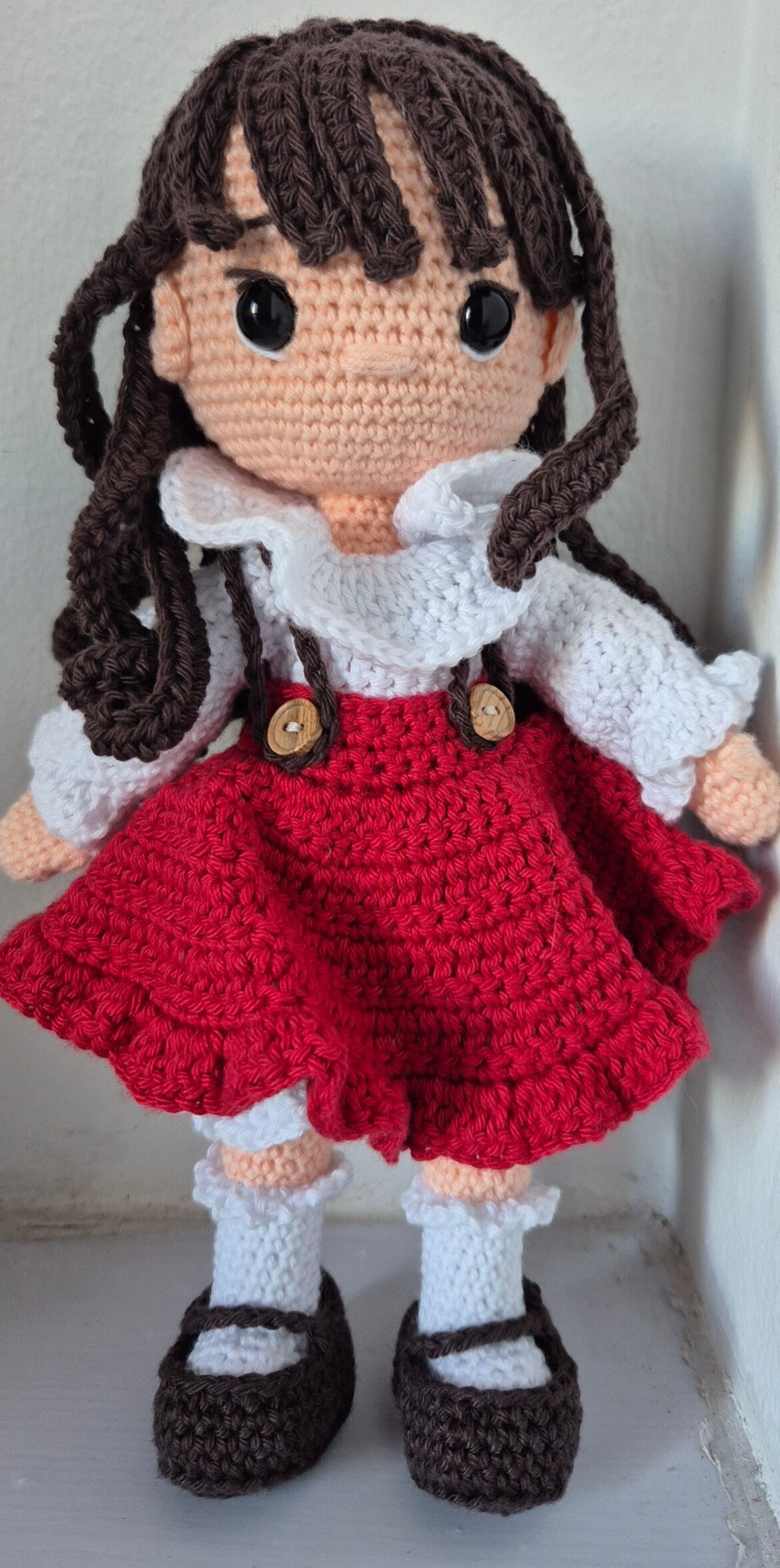 Muñeca amigurumi de vestido rojo hecha a mano en crochet