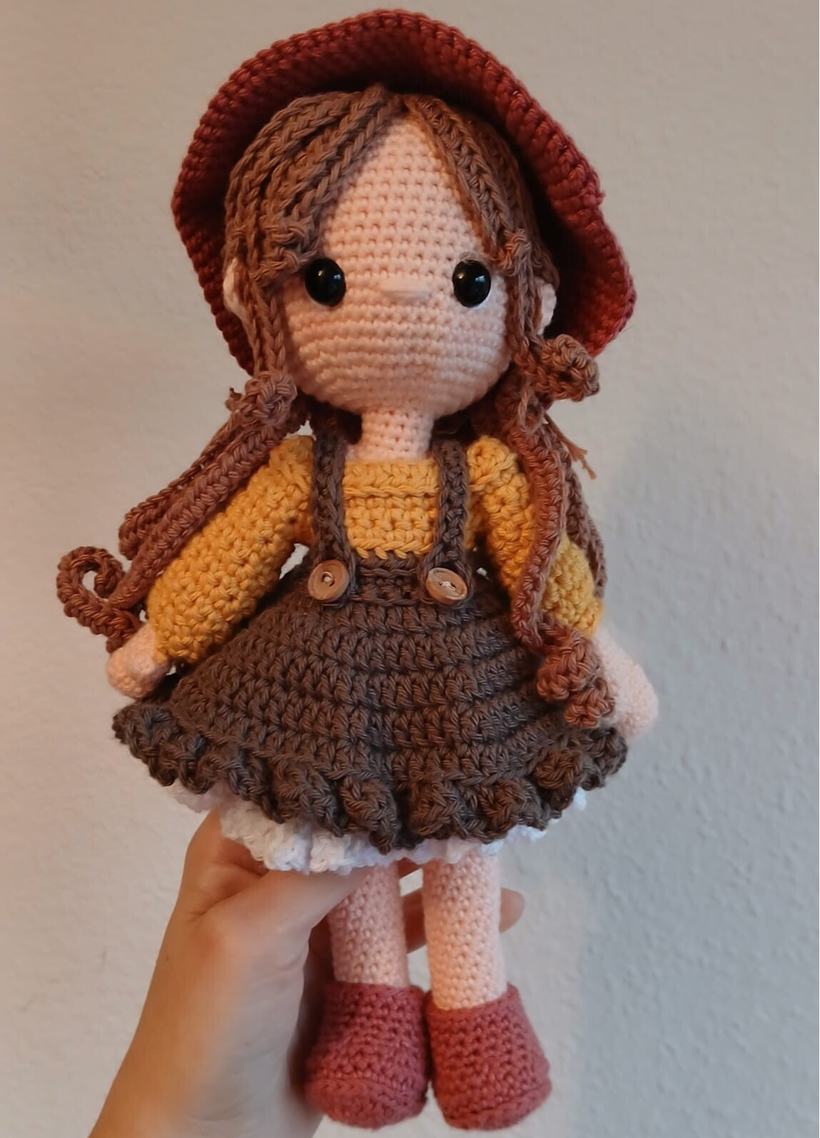 Muñeca amigurumi artesanal con vestido marron tejida a mano
