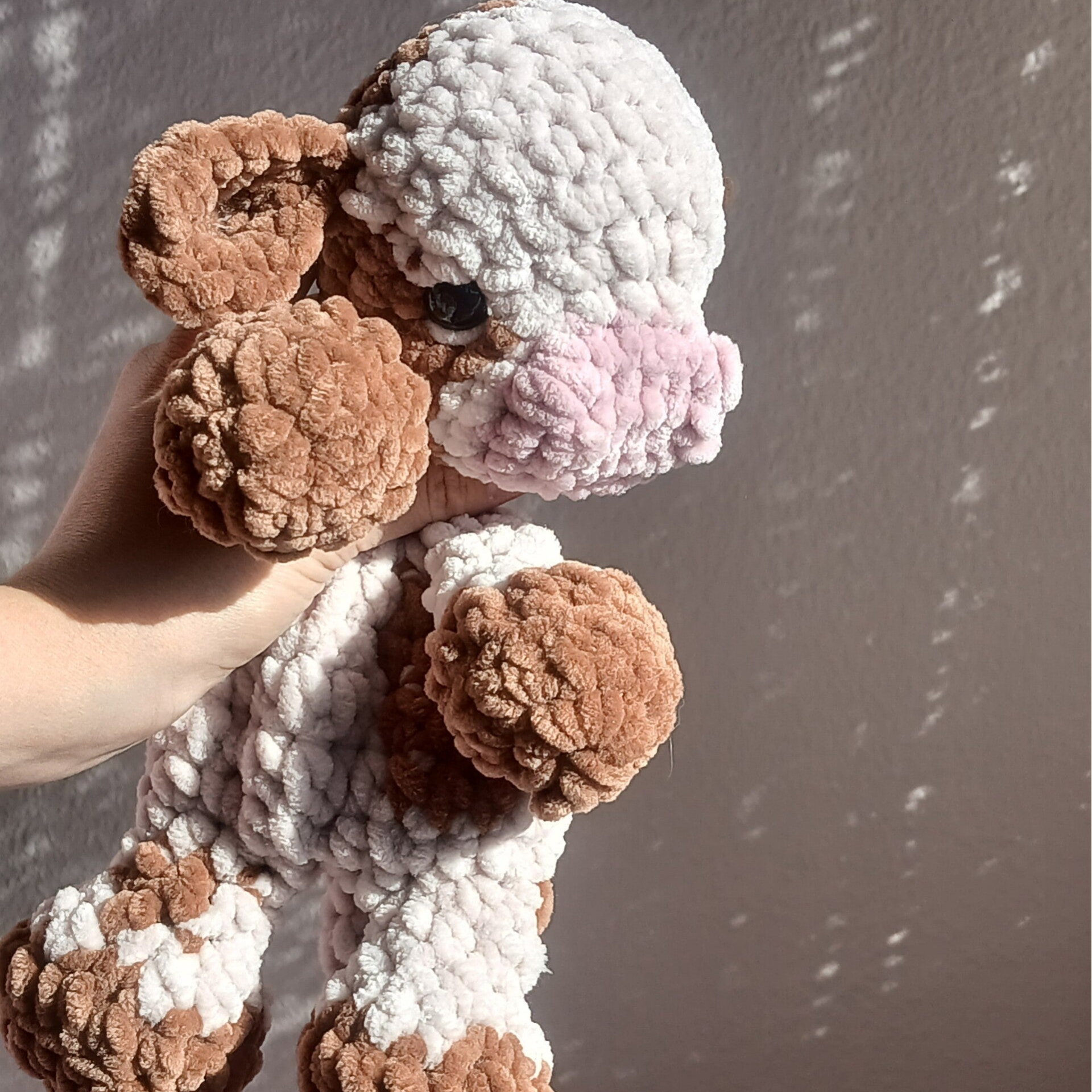 Vaquita Bebe amigurumi hecho a mano con técnica de crochet