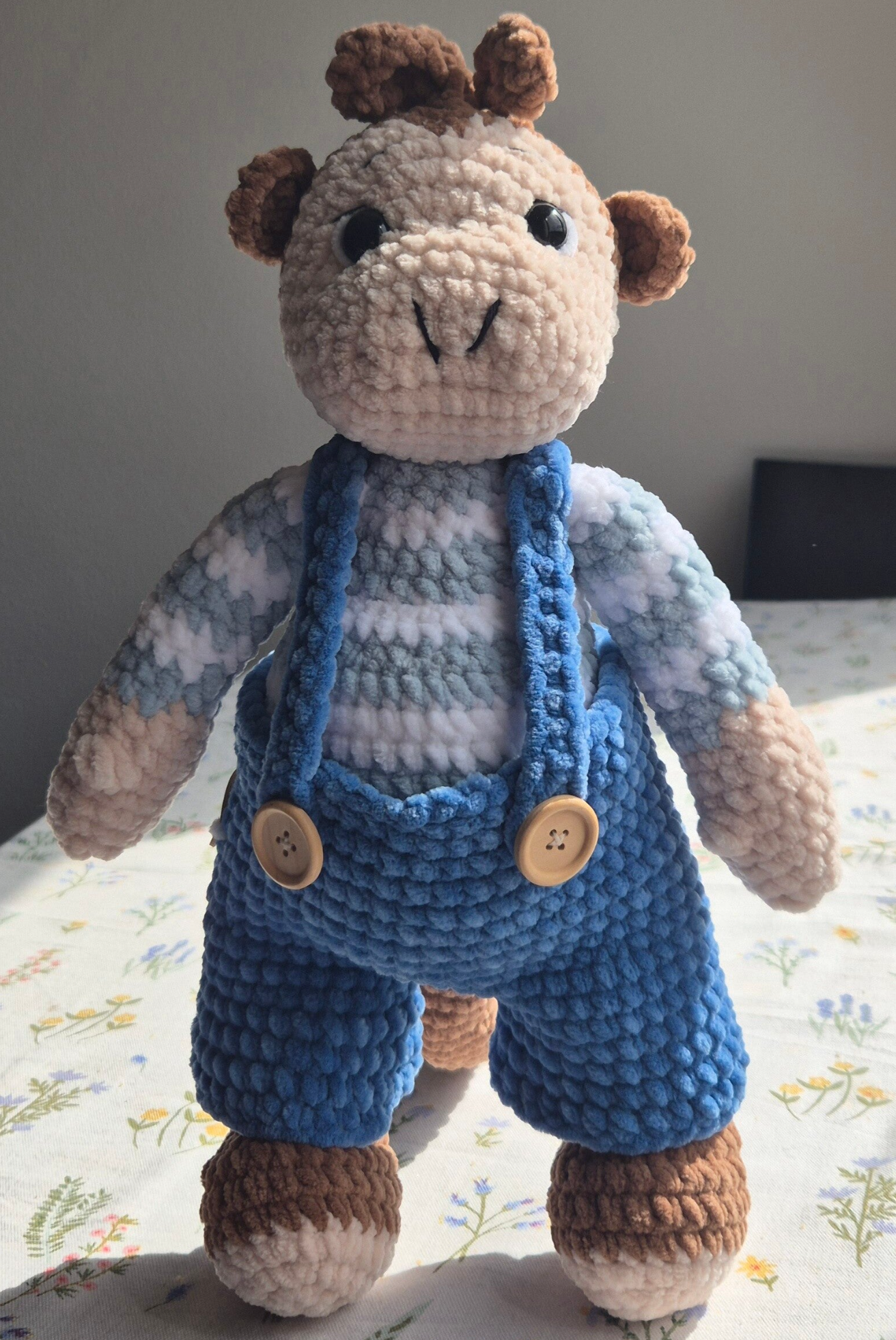 mono amigurmi artesanal con peto azul