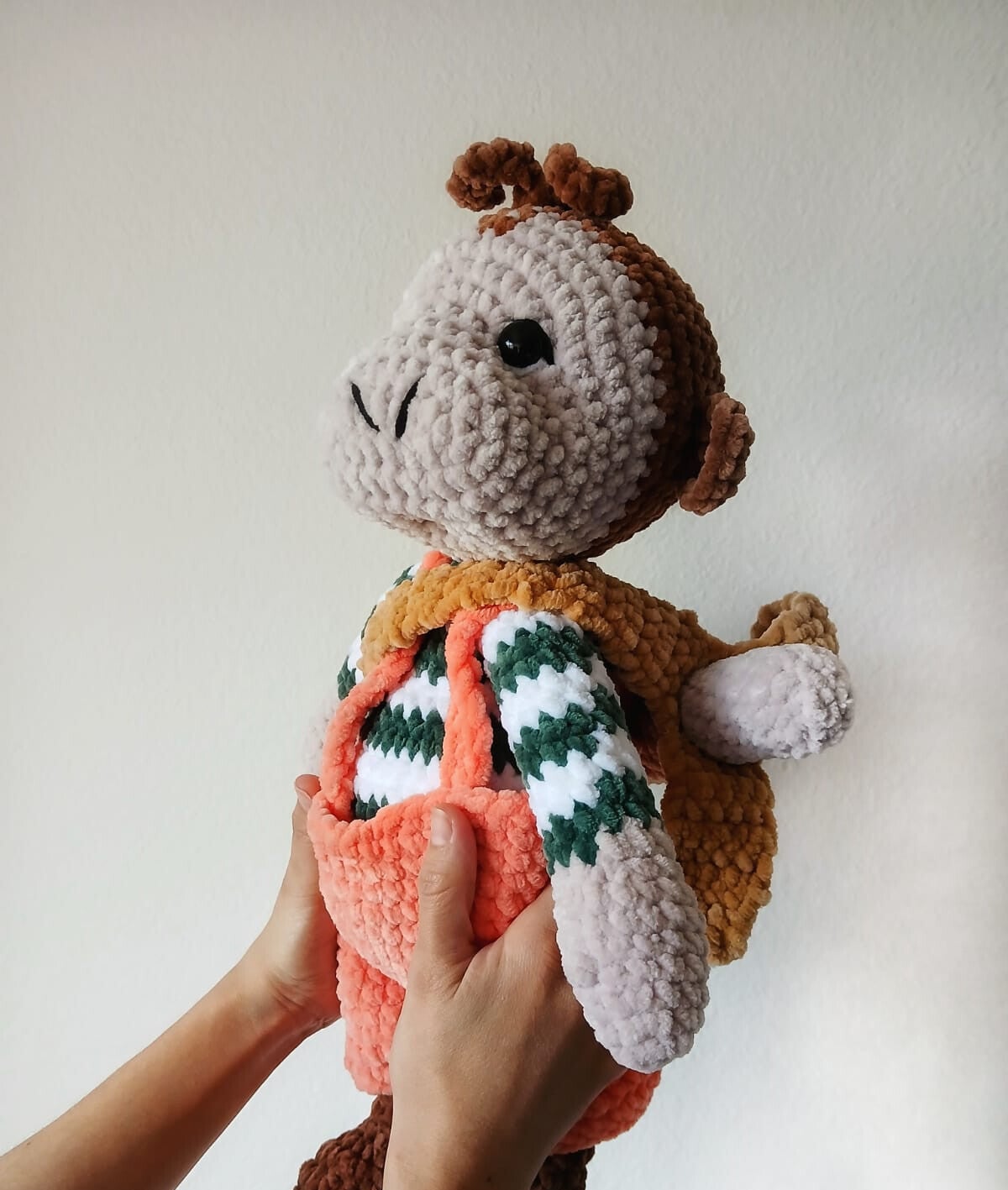 Mono  amigurumi artesanal para decorar la habitacion infantil