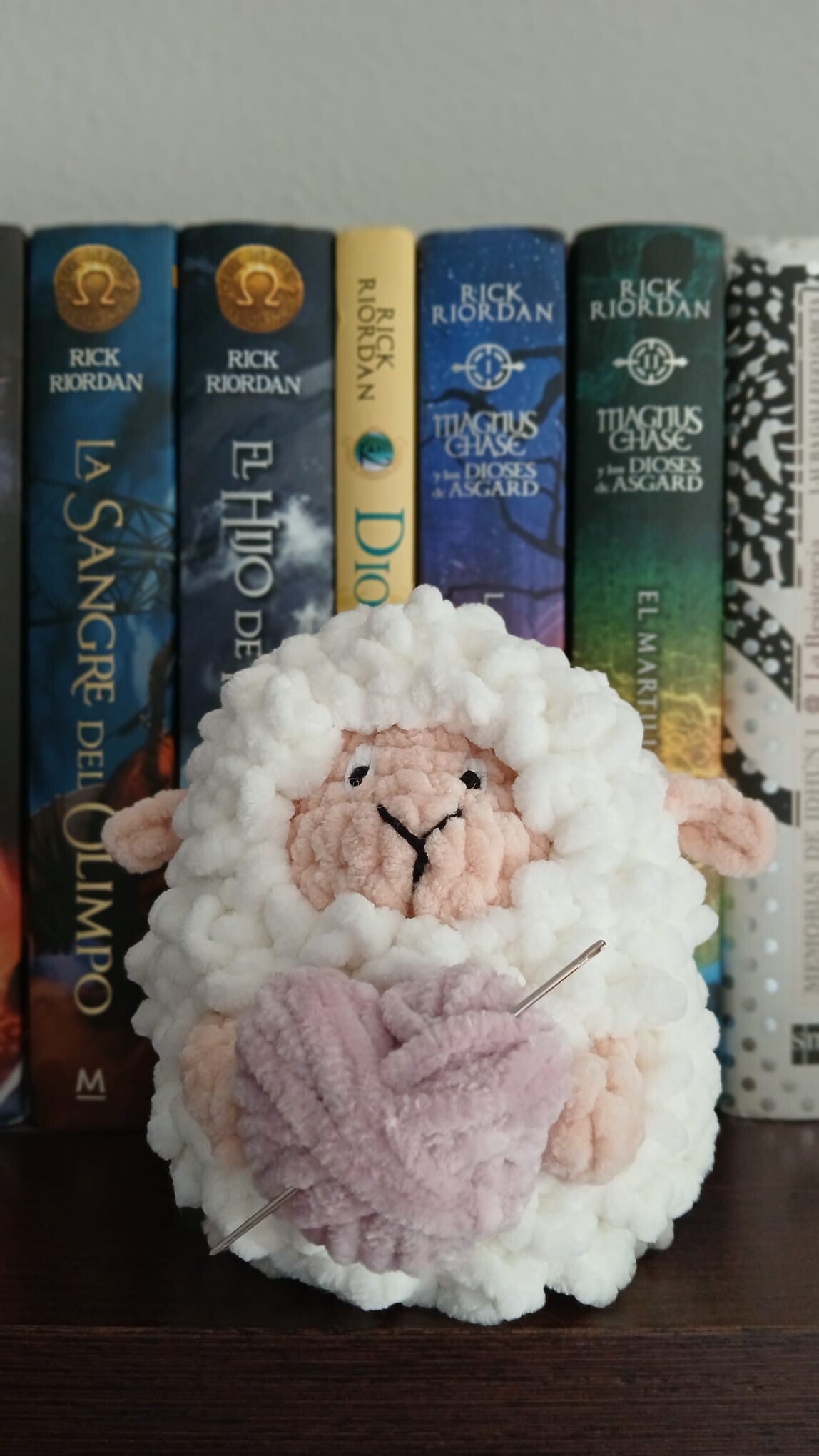 ovejita amigurmi decorativa tejida a mano