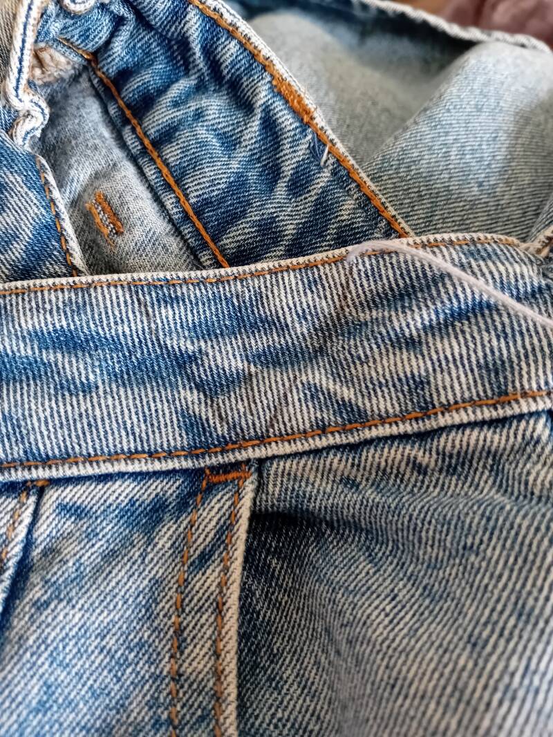 kleren herstellen, DIY, naaien, naald en draad, jeans, tweedehands, duurzaam leven