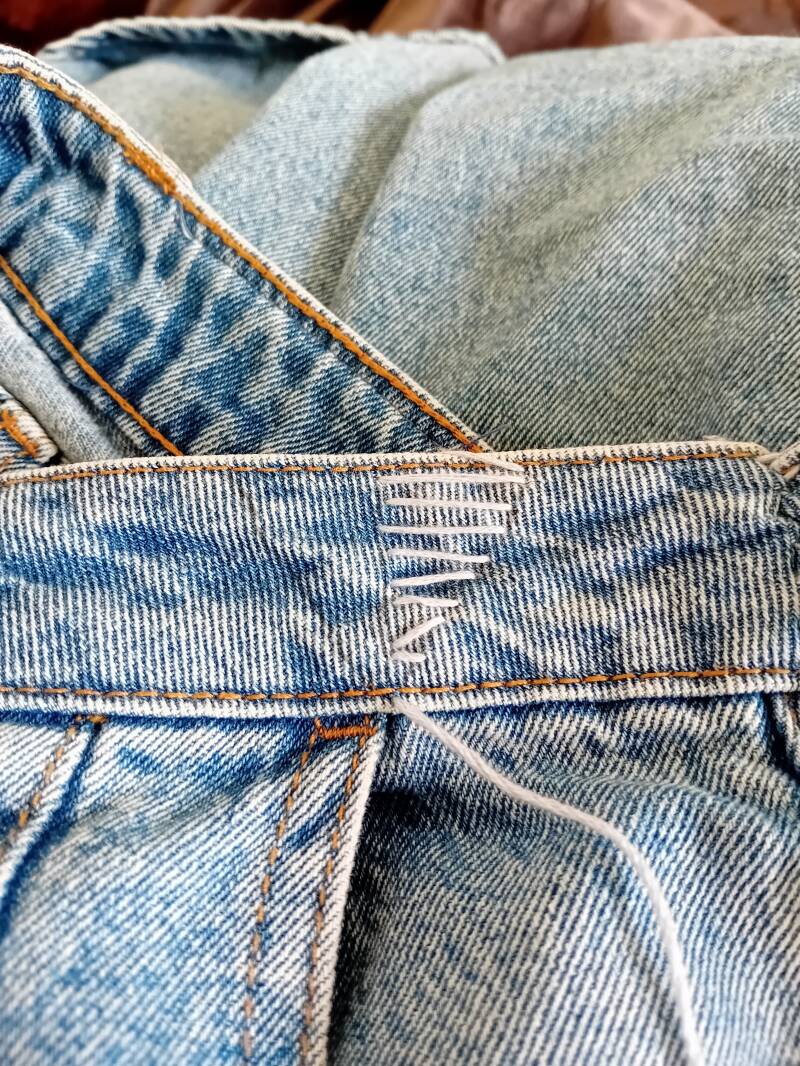 kleren herstellen, DIY, naaien, naald en draad, jeans, tweedehands, duurzaam leven