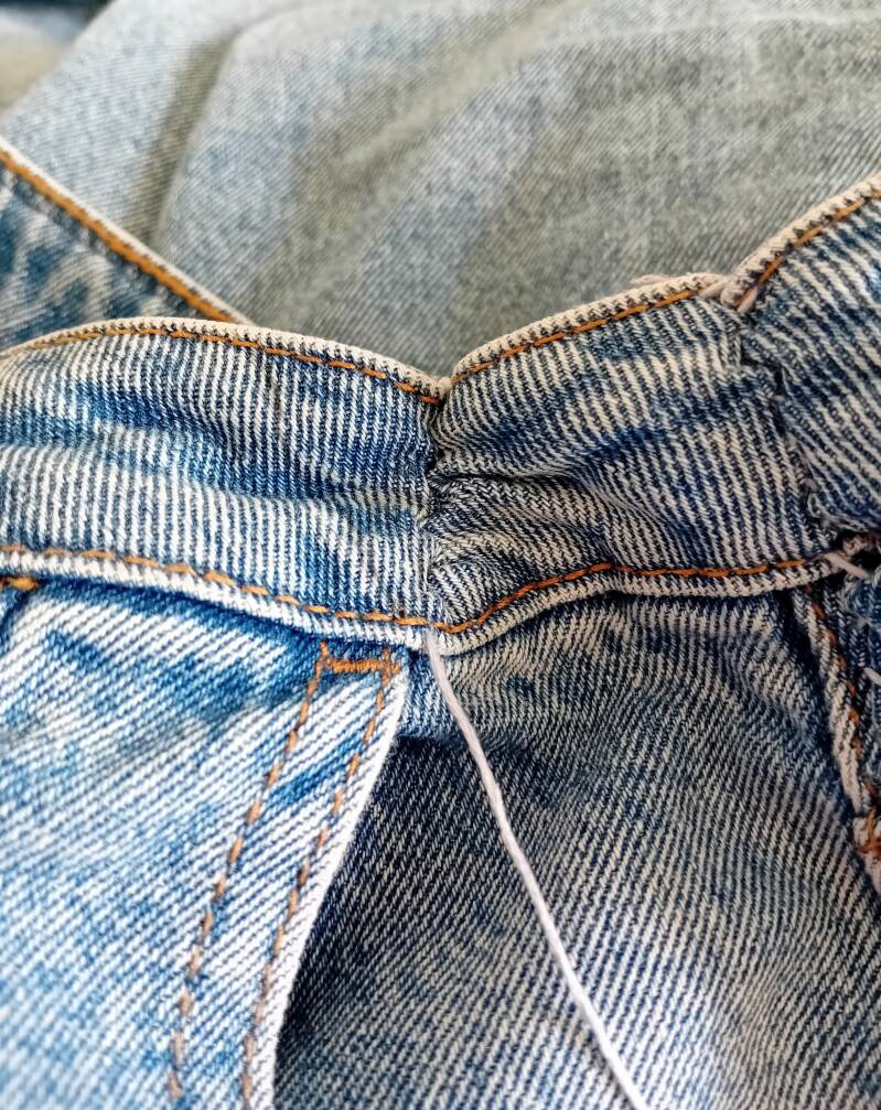 kleren herstellen, DIY, naaien, naald en draad, jeans, tweedehands, duurzaam leven