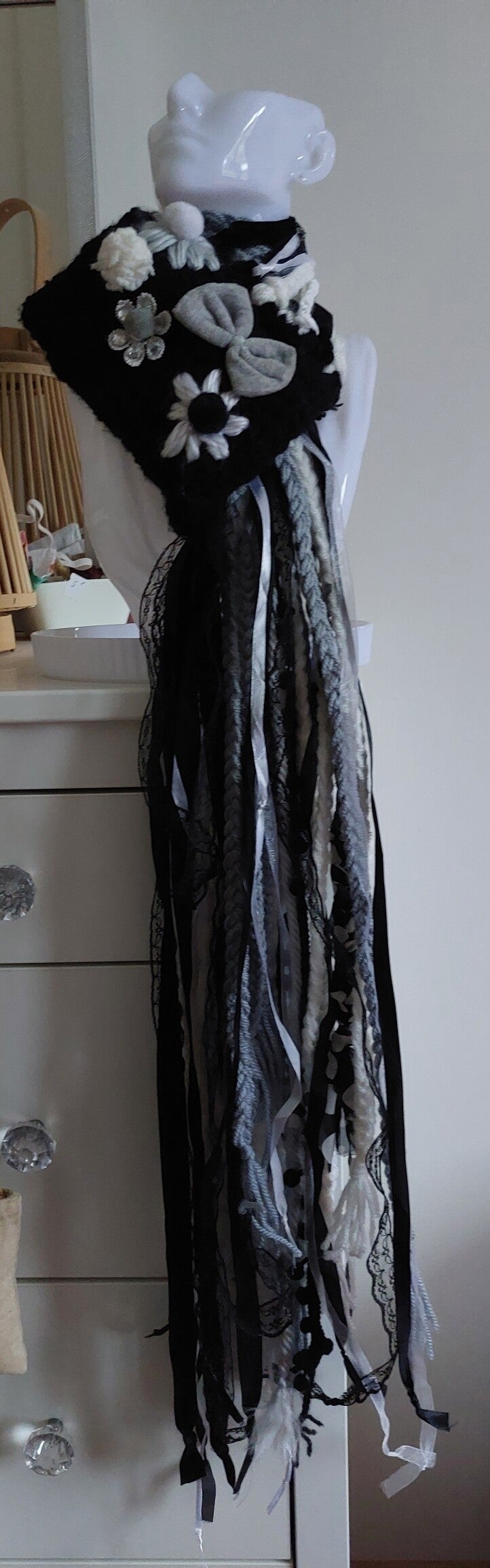 Echarpe bijoux tons noir et blanc