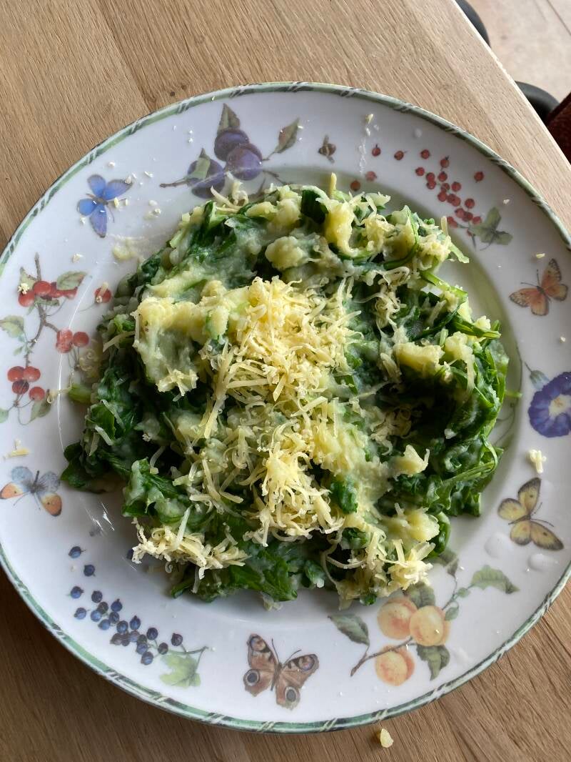 stamppot met rauwe raapstelen en geraspte kaas