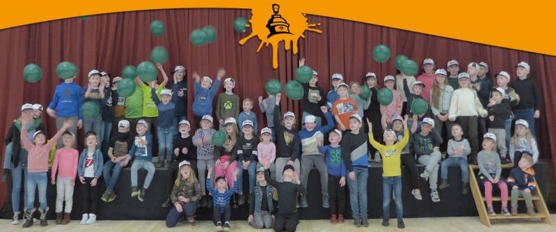 Resultaat van een graffiti petjes workshop op een dorpsfeest in Midden Drenthe