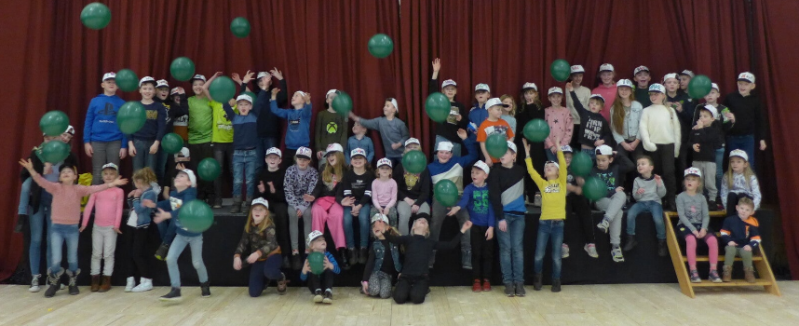 creatieve workshop voor kinderen in grote groepen graffiti petjes maken