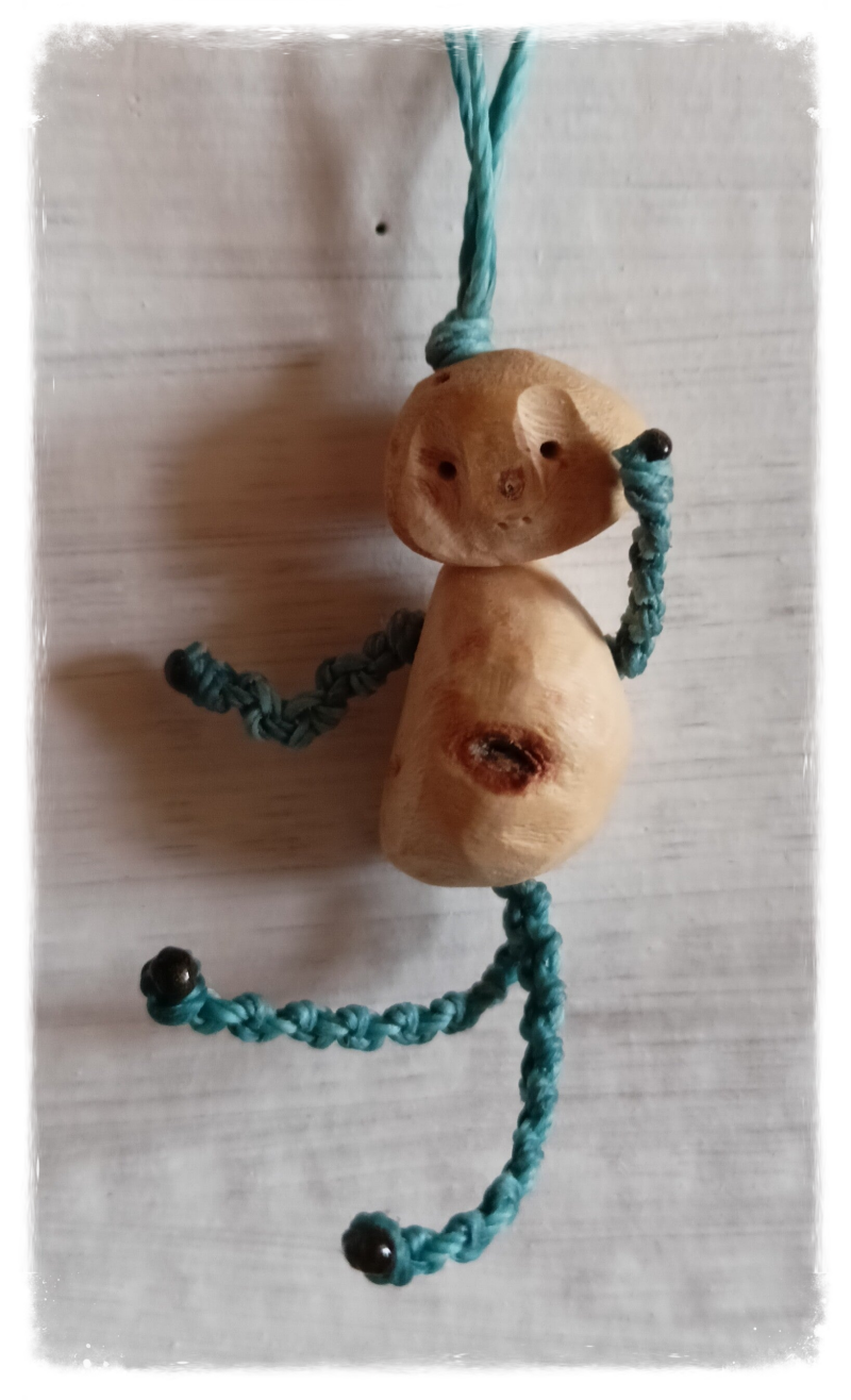 Wichtel Baumperle Seelenschmuck Makramee Anhänger Handgemacht