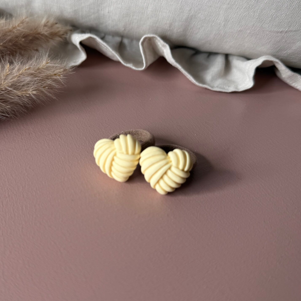 Haarelastiek - knitted heart crème