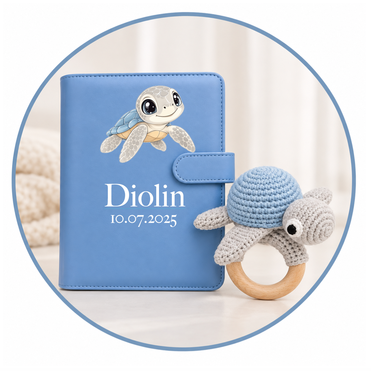 2er-Set Rassel Diolin & Premium-Gesundheitshefthülle Babyblau