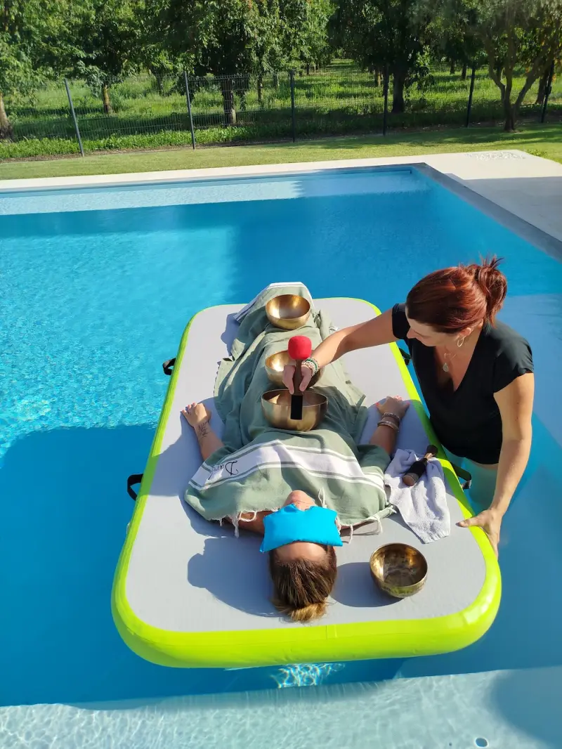 Photo illustrant la flottaison et la sonothérapie sur l'eau (VibrAqua)