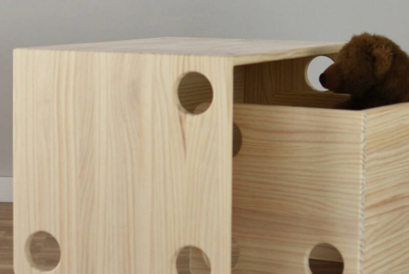 Mesa Montessori fabricada artesanalmente con madera. Tiene un tamaño ideal para l@s niñ@s. Se puede colocar en distintas posiciones, así puede tener distintos usos, como mesa, banco... Fomenta la autonomia y la imaginación. Ludokids. Myludokids.