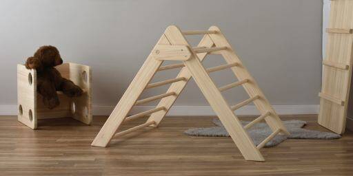 Triángulo Pikler Ludokids. Juguete artesanal de madera. Ideal para la psicomotricidad de los niños y niñas a partir de 6 meses. Se puede plegar completamente y de ese modo ocupa muy poco espacio. Juguetes de madera artesanales Ludokids. Myludokids.