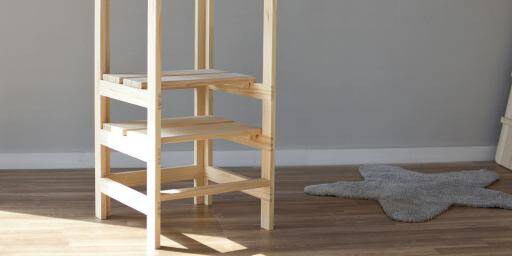 Torre de aprendizaje Montessori. Muebles infantiles artesanales de madera maciza natural. Inspirados en el método Montessori. Muebles educativos que fomentan la imaginación y la autonomia de los niños y niñas. Ludokids. Myludokids.