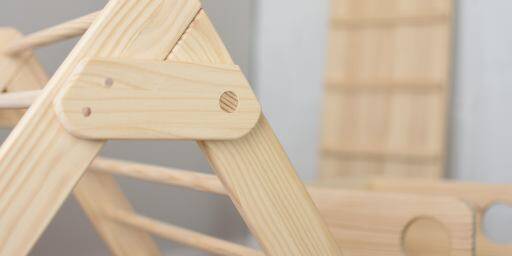 Juguetes artesanales de madera maciza natural, juguetes de psicomotricidad, metodos Pikler y Montessori. Juguetes educativos que fomentan el libre movimiento, la autonomia y la imaginacion de los niños y niñas. Ludokids. Myludokids.