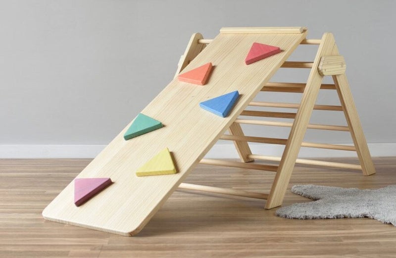 Rampa Pikler Ludokids. Juguete artesanal de madera. Ideal para el Triángulo Pikler. Un lado es liso a moto de tobogán y el otro tiene triángulos para ser escalado. Recomendado a partir de 6 meses. Myludokids.