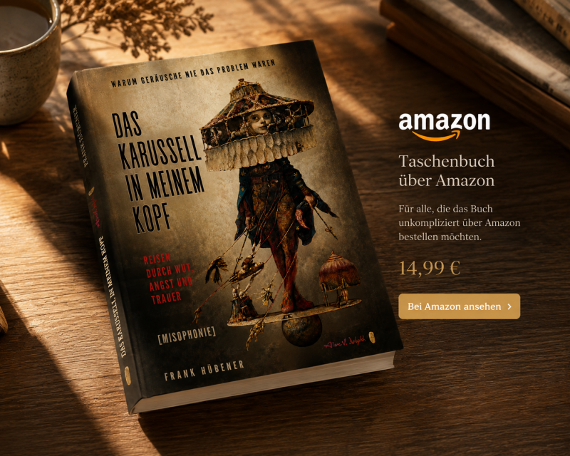 Das Taschenbuch „Das Karussell in meinem Kopf“ von Frank Hübener liegt in warmem Licht auf einem Holztisch. Daneben befindet sich ein Hinweis auf die Bestellung über Amazon. Die Szene wirkt ruhig, hochwertig und einladend und verweist auf das Thema Misoph