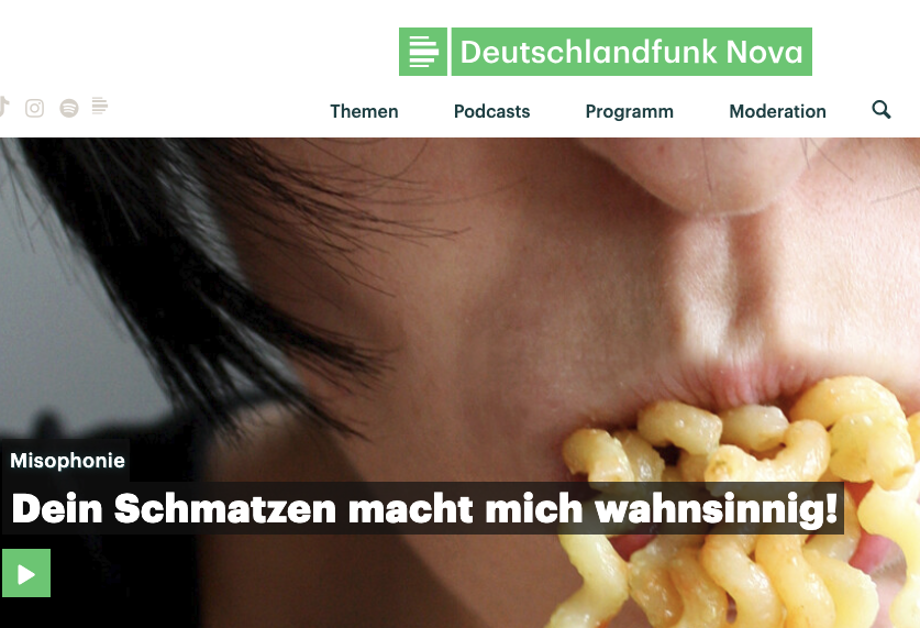 Screenshot eines Deutschlandfunk-Nova-Beitrags über Misophonie mit dem Titel „Dein Schmatzen macht mich wahnsinnig!“ – Medienbeitrag über Geräuschtrigger und emotionale Belastungen im Alltag.