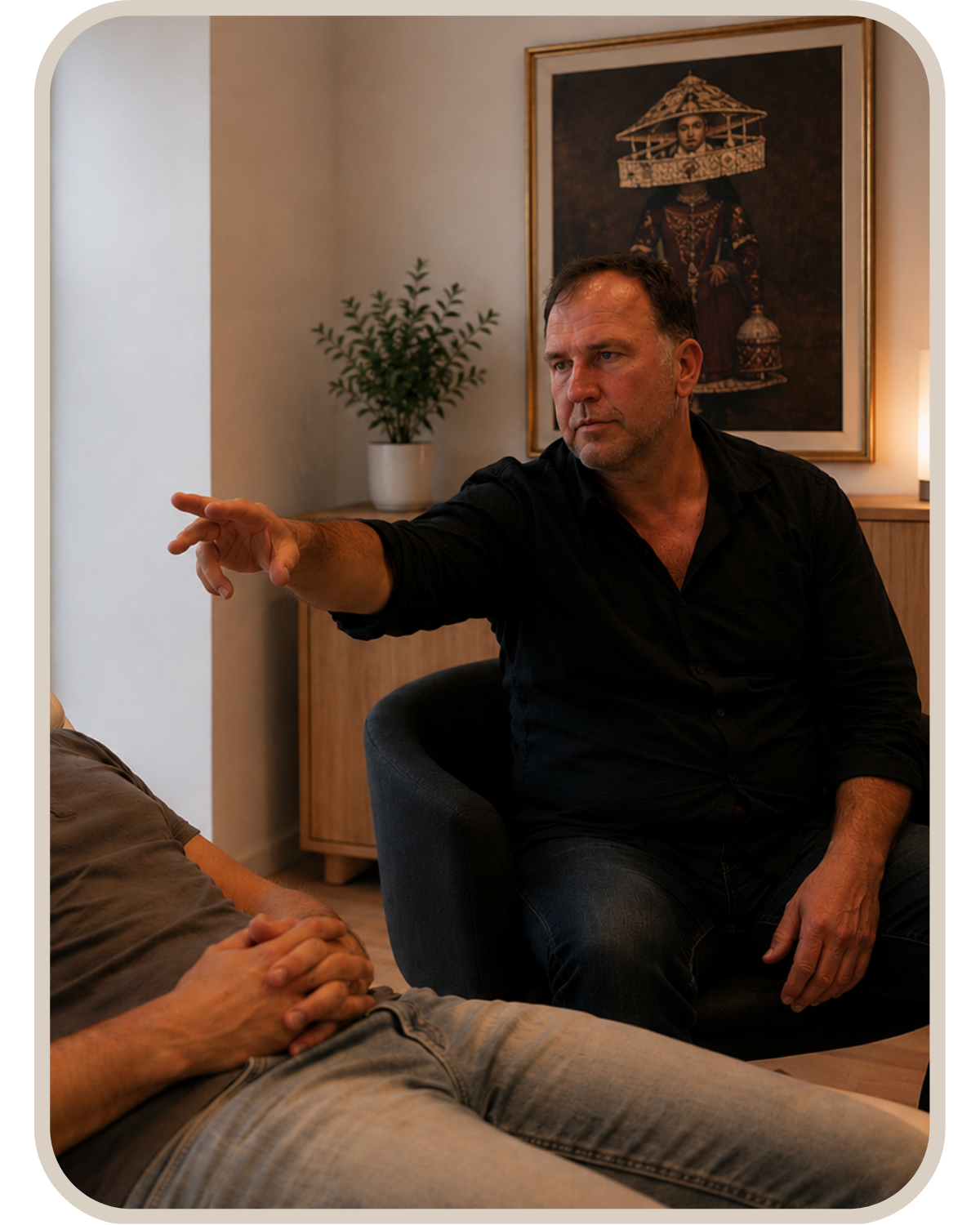Frank Hübener begleitet einen Klienten während einer entspannten Hypnosesitzung in ruhiger Praxisatmosphäre.