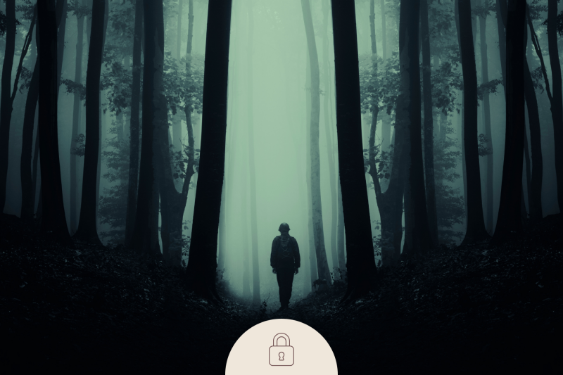 Einsame Person in einem dunklen nebligen Wald zwischen hohen Bäumen – symbolisches Bild für Rückzug, innere Unsicherheit, Kontrolle und emotionale Isolation bei Misophonie.