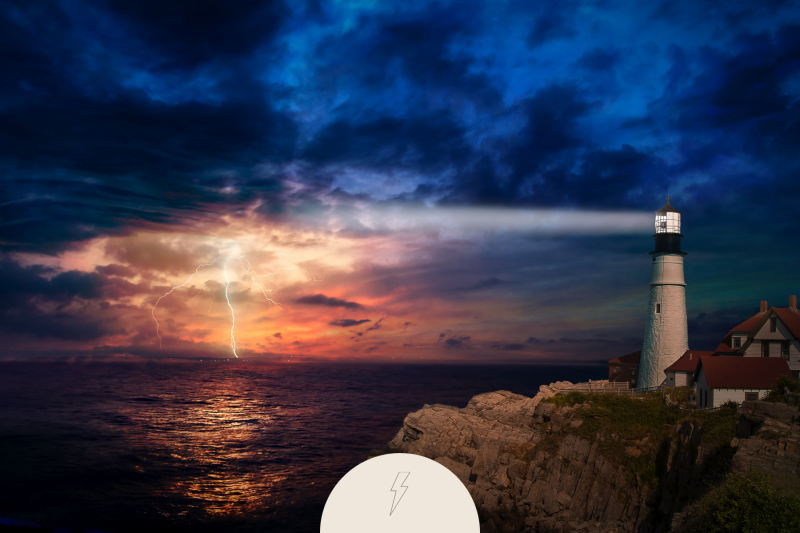 Dunkle stürmische Küstenlandschaft mit Leuchtturm und Blitz über dem Meer – symbolisches Bild für innere Alarmbereitschaft, emotionale Anspannung und starke Reaktionen bei Misophonie.