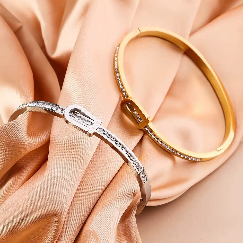 Metal locking bracelet