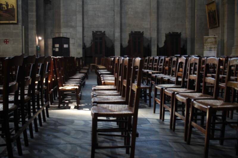 la-cathe-dral-saint-front-chairs-standard.jpg