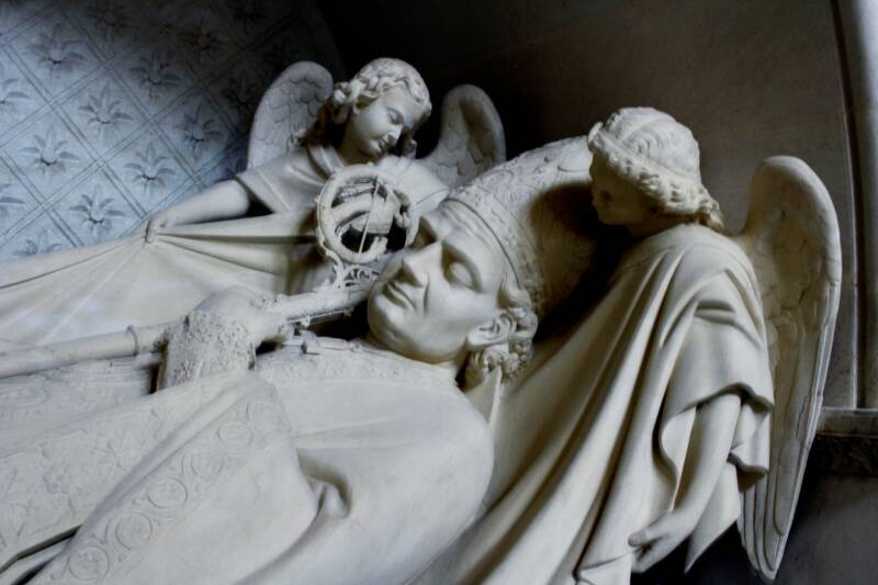 la-cathe-drale-saint-front-statue-standard.jpg