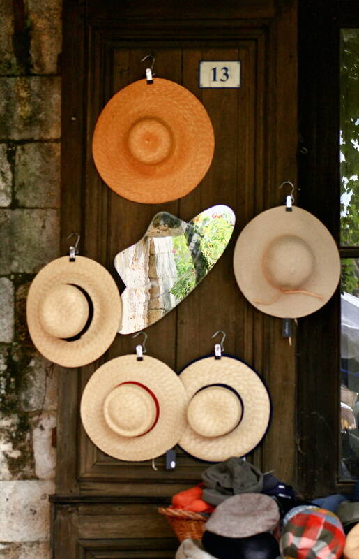 produce-les-chapeaux-standard-vpba2q.jpg
