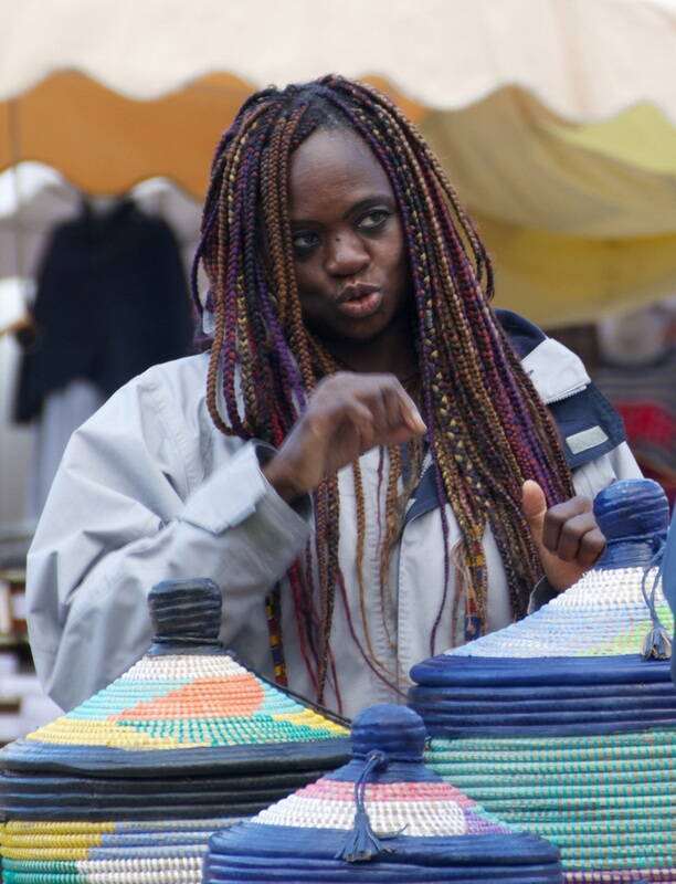 stallholder-explaining-standard.jpg