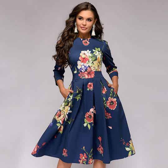 Dunkelblaues Kleid mit Blumenmuster und 3/4 Ärmel