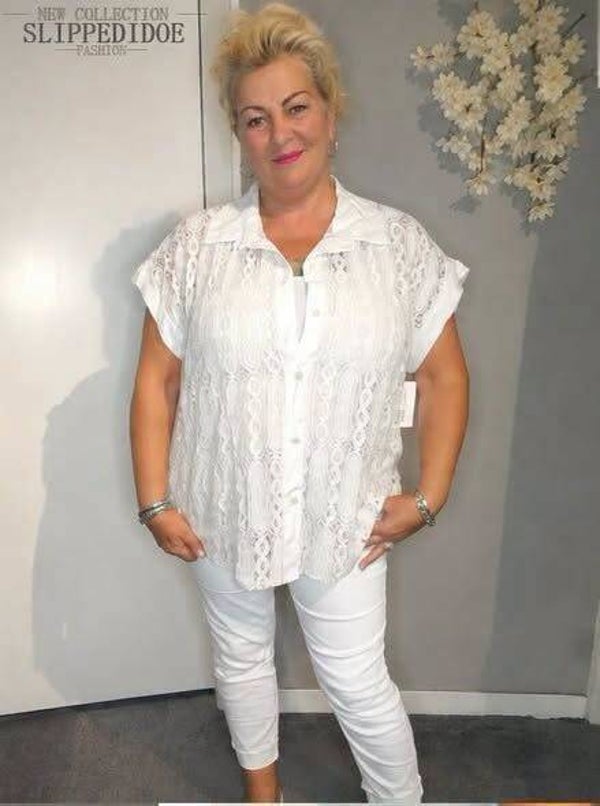 Doorknoopblouse van kant