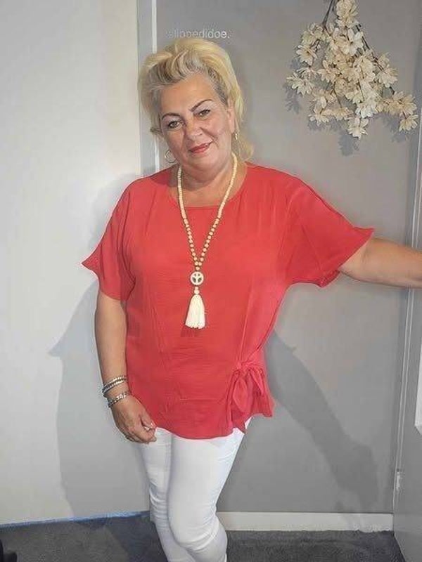 Rode blouse met strik