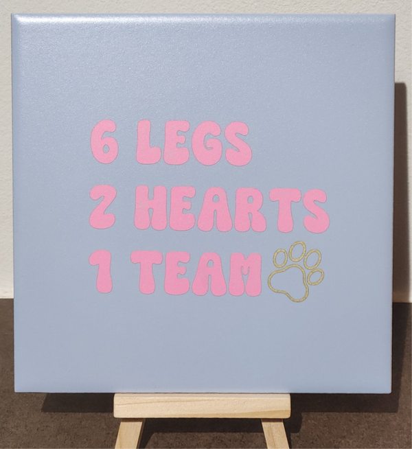 Tegeltje 6 legs 2 hearts 1 team