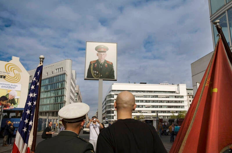 berlin-checkpoint-charlie-standard-vpo1pp.jpg